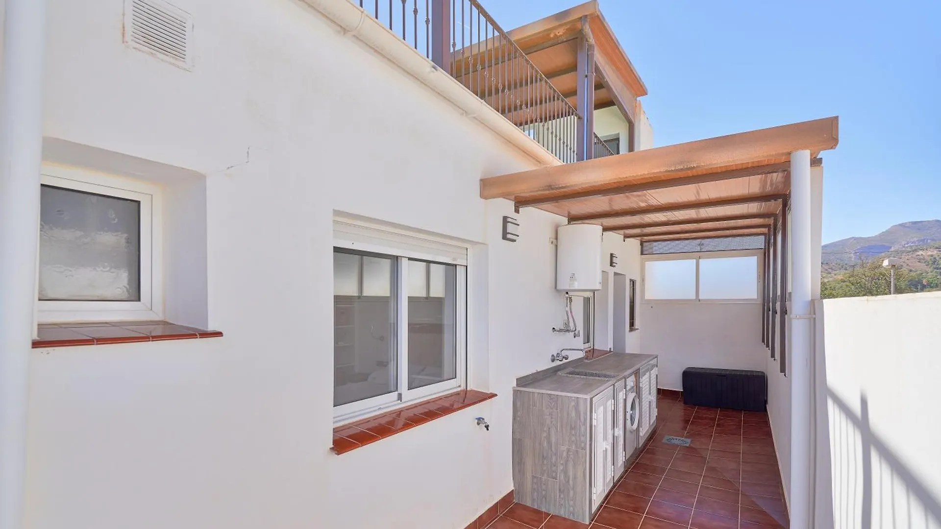 Penthouse Near Beach And Malaga Town Also Monthly Hire And Long Term Rental Car Available Spanje